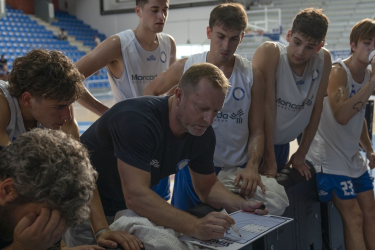 Coach Devis Cagnardi domani torna in panchina dopo il turno di squalifica