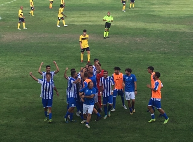 L&#039;Akragas esulta al primo gol di Beppe Gambino.