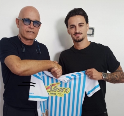 Il nuovo esterno offensivo dell&#039;Akragas Paolo Grillo insieme al ds Cammarata
