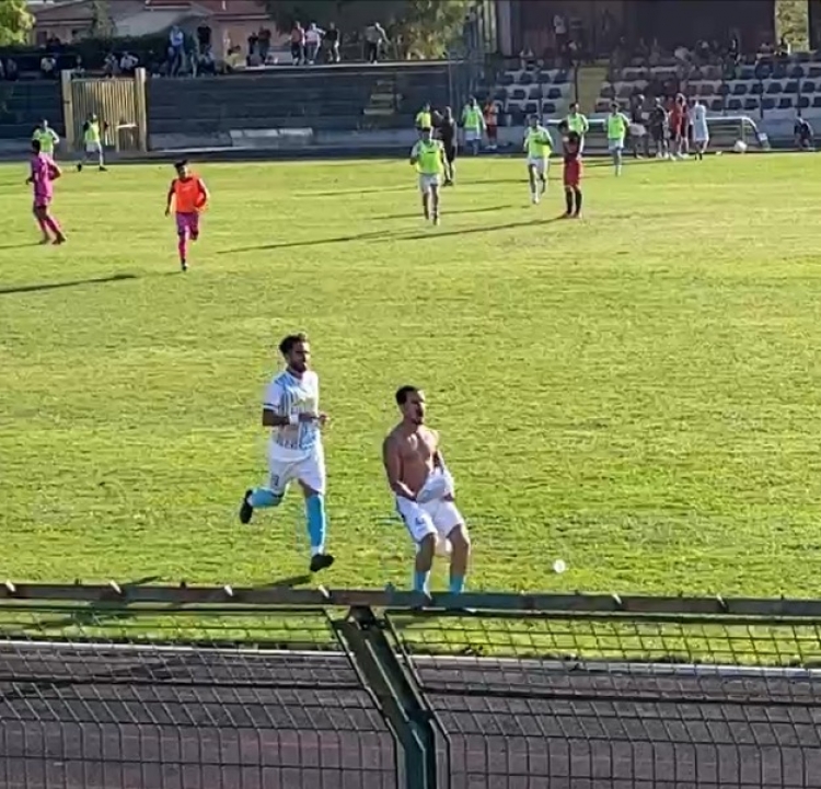 Grillo esulta dopo il gol partita segnato a Castrovillari davanti ai sostenitori dell&#039;Akragas giunti in Calabria