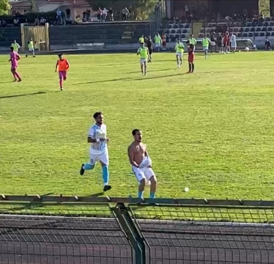 Grillo esulta dopo il gol partita segnato a Castrovillari davanti ai sostenitori dell&#039;Akragas giunti in Calabria