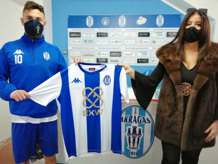 Il nuovo calciatore dell&#039;Akragas Bulades insieme alla presidente Sonia Giordano 