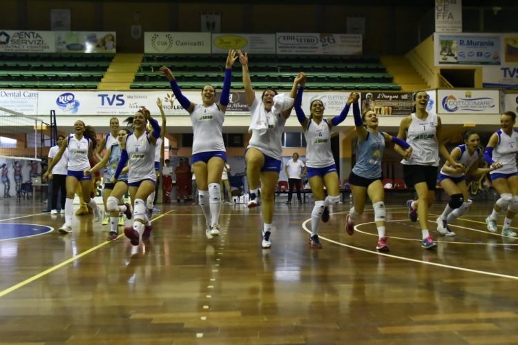 La Seap Aragona festeggia la vittoria al &quot;Nicosia&quot; con Pizzo Calabro.