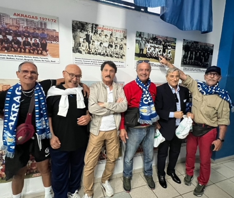 Alcuni degli ex calciatori dell&#039;Akragas degli anni &#039;70 insieme allo stadio Esseneto