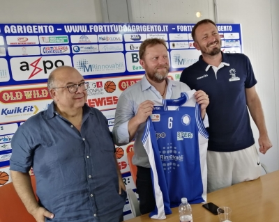 Nella foto, al centro il nuovo coach della Fortitudo Agrigento Devis Cagnardi. Accanto il presidente Salvatore Moncada ed il ds Cristian Mayer