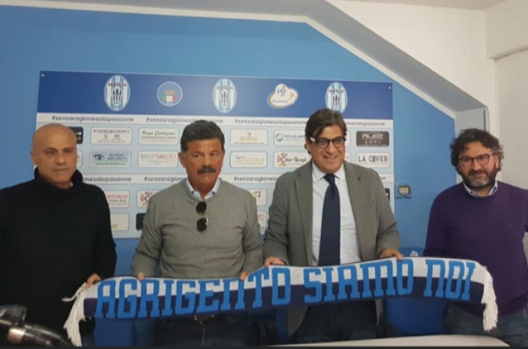 Nella foto, la conferenza stampa di presentazione del nuovo allenatore dell&#039;Akragas, Gaetano Longo