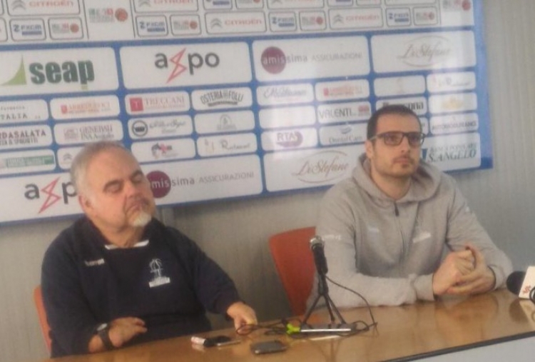 Il coach della Fortitudo Agrigento, Franco Ciani, ed il lungo, Innocenzo Ferraro, presentano la gara di Casale Monferrato