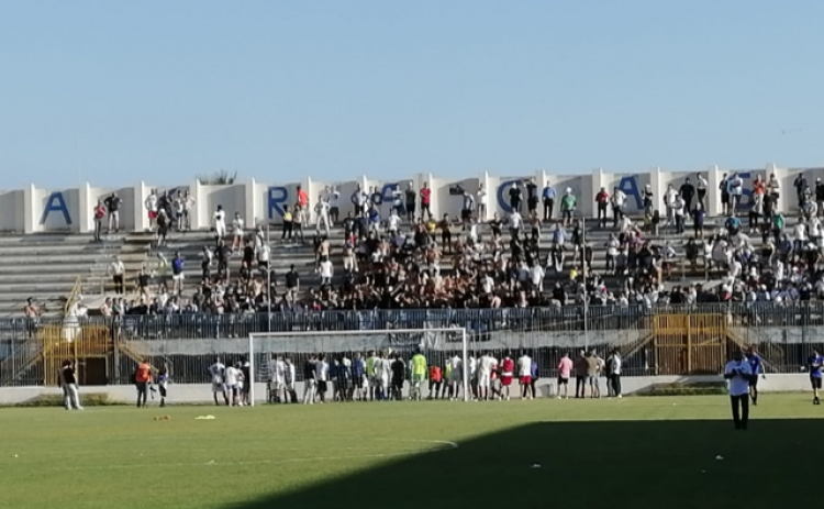 I giocatori dell&#039;Akragas esultano insieme ai tifosi della curva Sud. 