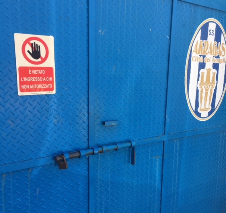 Il cancello chiuso allo stadio &quot;Esseneto&quot; è lo specchio dell&#039;annata disastrosa dell&#039;Akragas.