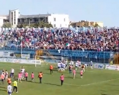 I tifosi dell&#039;Akragas festeggiano insieme alla squadra