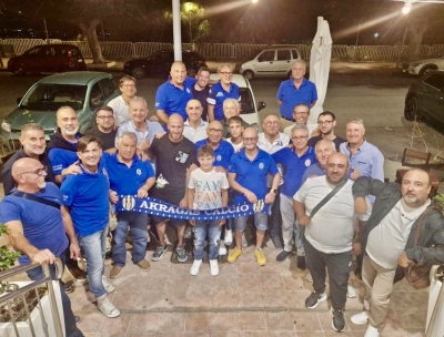 I componenti del Fans Club Akragas insieme al calciatore Cristian Llama