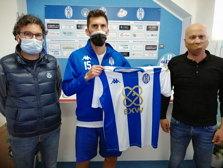 Nella foto il nuovo calciatore dell&#039;Akragas Spinelli insieme al vice presidente Rosato ed al ds Ernesto Russello