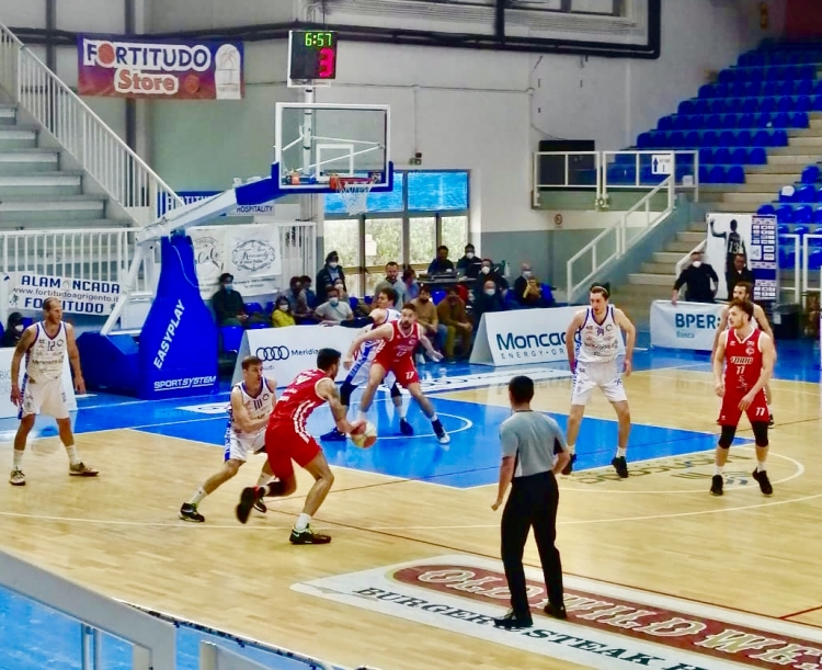 Una fase della gara vinta dalla Fortitudo Moncada Agrigento contro Forio d&#039;Ischia 