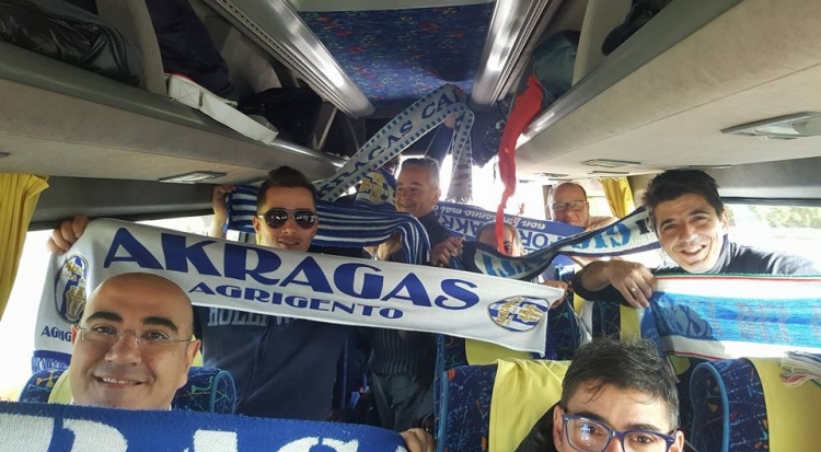 I veri tifosi a sostegno dell’Akragas a Reggio Calabria