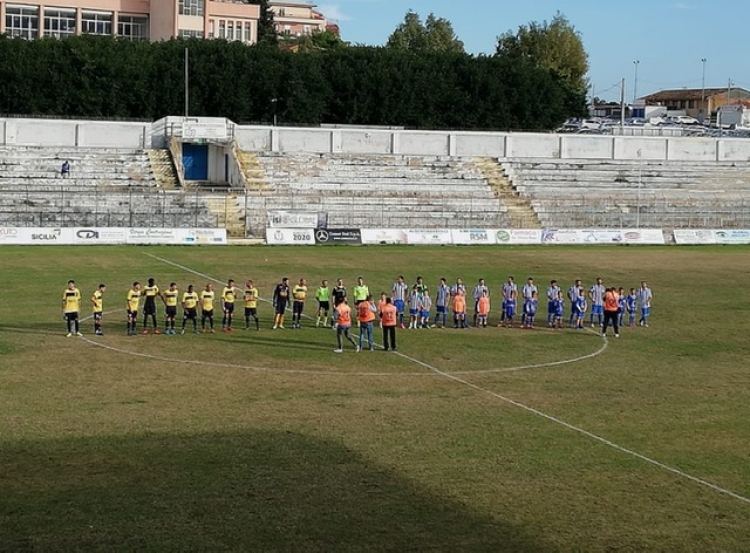 Akragas e Pro Favara schierate al centro del campo allo stadio Esseneto