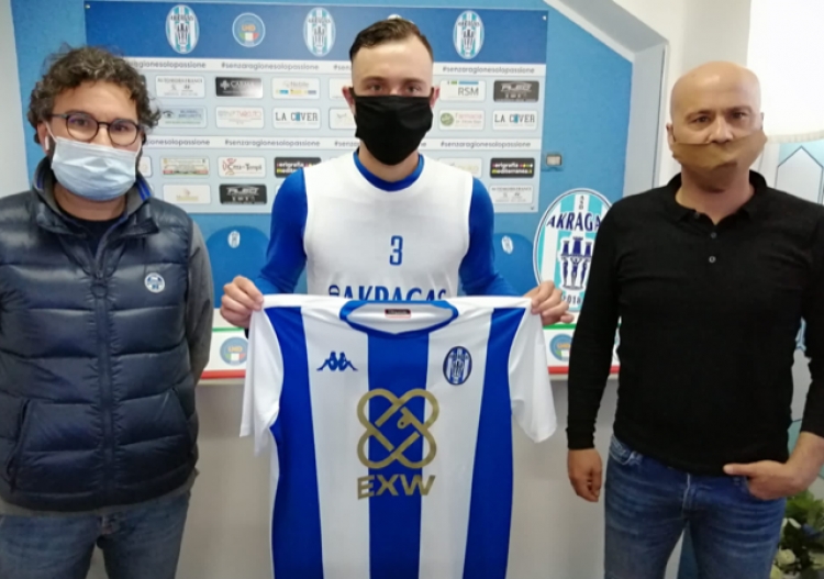 Il nuovo calciatore dell&#039;Akragas Fricano con il vice presidente Giancarlo Rosato ed il DS Ernesto Russello