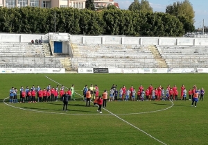 Akragas e Monreale schierate al centro del campo.