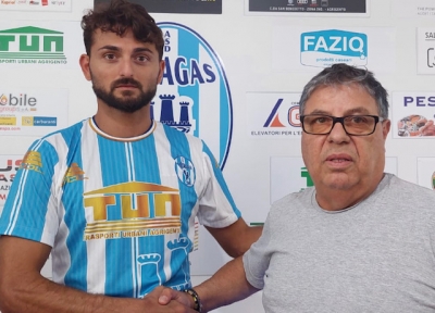 Il nuovo attaccante dell&#039;Akragas Vitelli insieme al presidente Giuseppe Deni 
