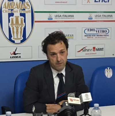 Pino Rigoli durante la sua ultima conferenza stampa da tecnico del Catania. 