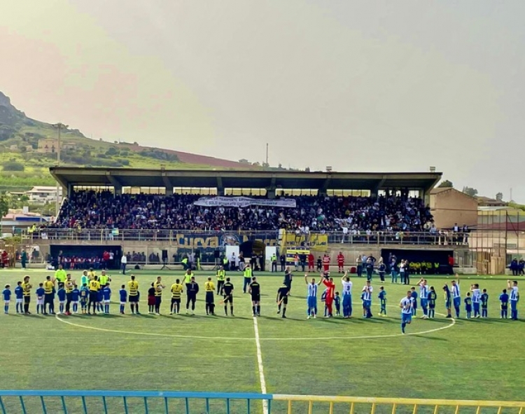 Pro Favara e Akragas schierate a centrocampo prima dell&#039;inizio della gara (Foto Akragas)