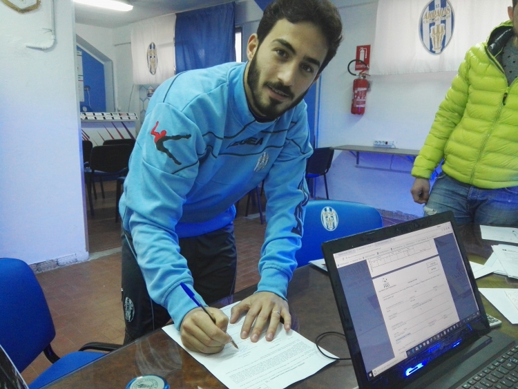 Giulio Sanseverino firma il contratto che lo lega all&#039;Akragas.