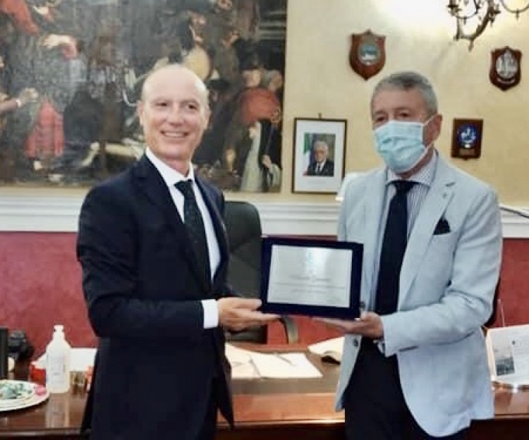 L&#039;ex presidente dell&#039;Akragas Marcello Giavarini riceve la targa dal sindaco di Agrigento Francesco Miccichè