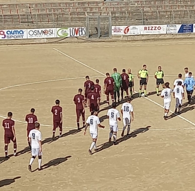 Le formazioni di Akragas e Nissa si schierano al centro del campo dello stadio Palmintelli di Caltanissetta