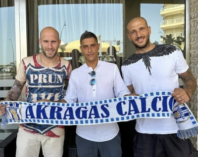 Nella foto Cristian Llama, al centro il dirigente dell&#039;Akragas Lo Presti e a fianco l&#039;attaccante Gianluca Litteri