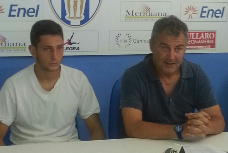 Il centrocampista Francesco Salandria ed il tecnico dell&#039;Akragas Raffaele Di Napoli in conferenza stampa 