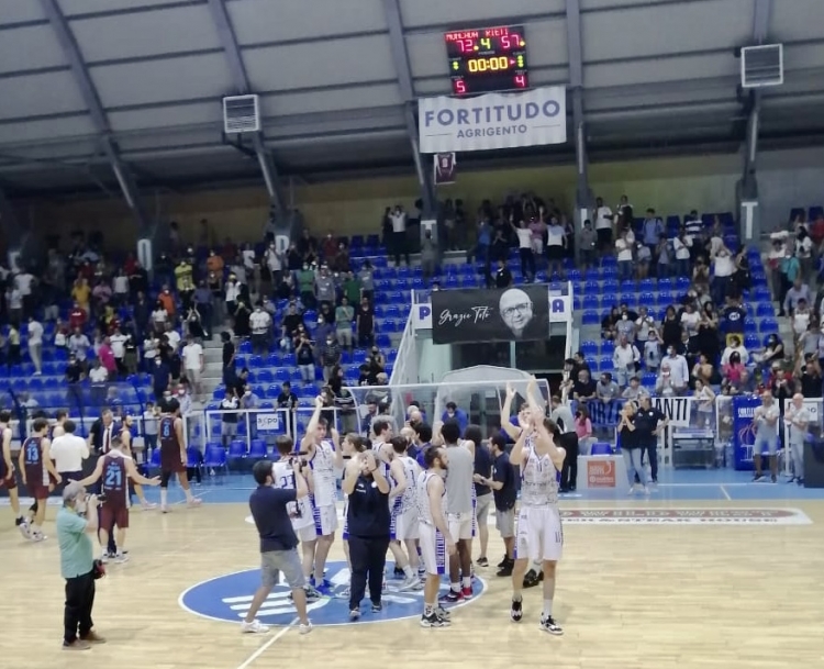 La Fortitudo Moncada esulta per la vittoria in gara 2 contro la Real Sebastiani Rieti 