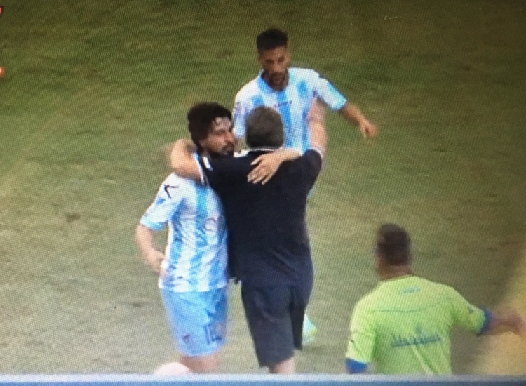 Daniele Marino abbraccia il tecnico Di Napoli dopo il primo gol