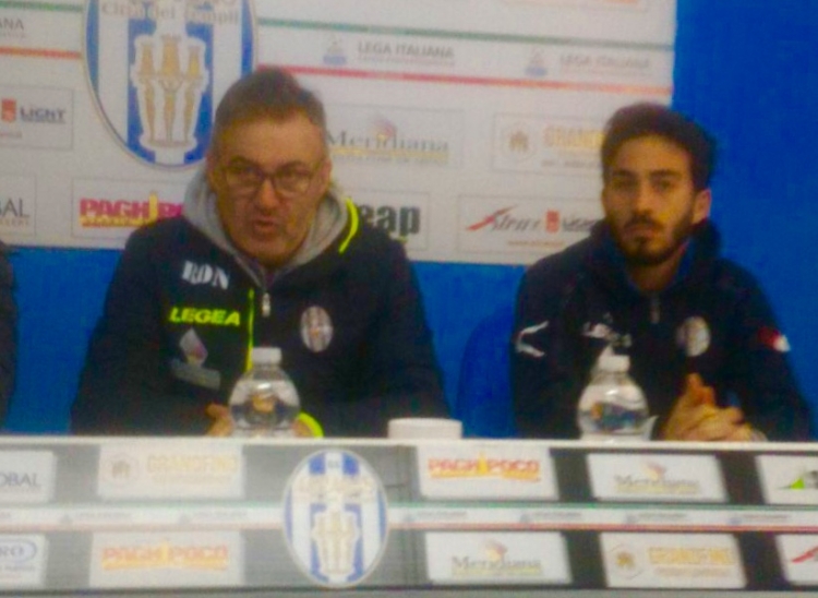 Il tecnico dell&#039;Akragas, Di Napoli, ed il centrocampista Sanseverino in conferenza stampa.