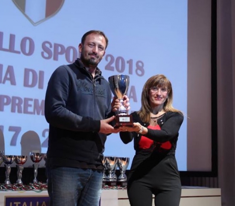 Il ds della Fortitudo Moncada, Cristian Mayer, ritira il riconoscimento conferito dal Coni alla società agrigentina. (Foto Fortitudo Agrigento)