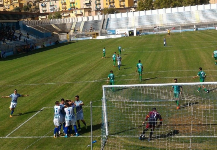 L&#039;esultanza dei giocatori dell&#039;Akragas dopo il calcio di rigore trasformato da Longo